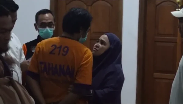 Tatap dan Peluk Dwi Bagus, Tangis Istri Sah Pecah saat Olah TKP kasus Pembunuhan di Rumahnya