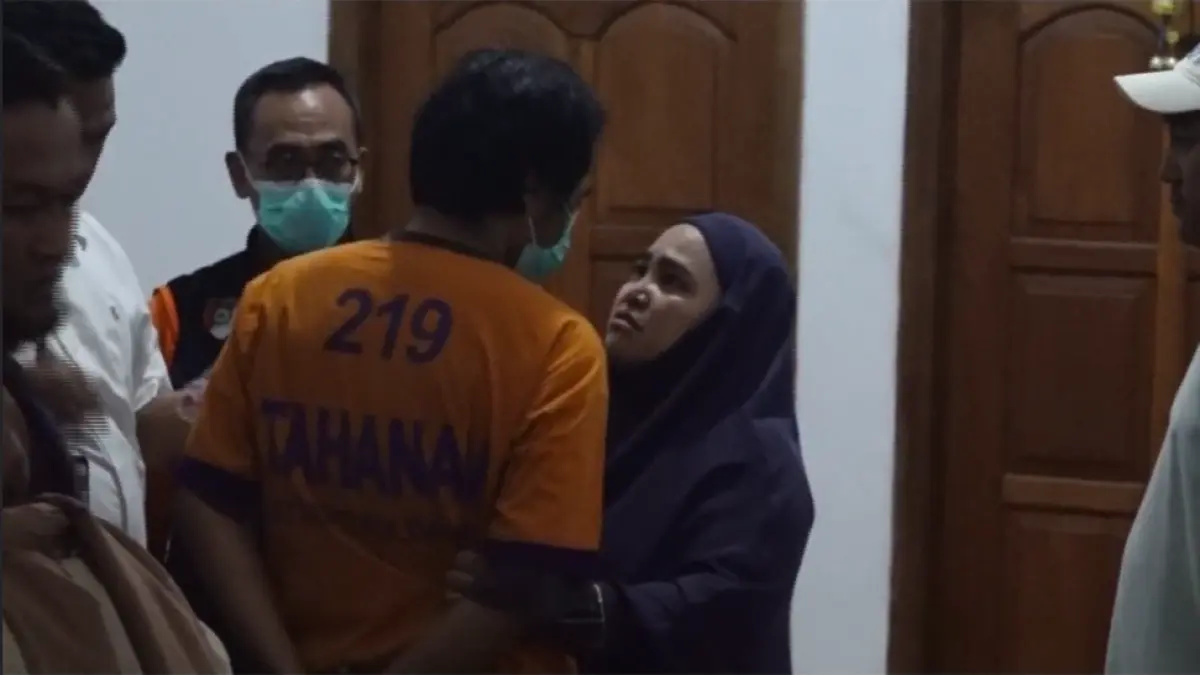 Tatap dan Peluk Dwi Bagus, Tangis Istri Sah Pecah saat Olah TKP kasus Pembunuhan di Rumahnya