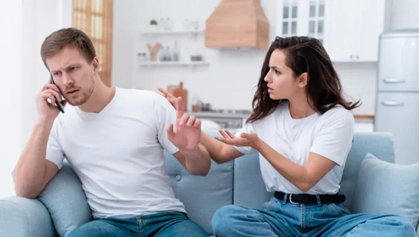 4 Frasa yang Menunjukkan Pria Tak Peduli Padamu dan Menunjukkan Jarak Emosional