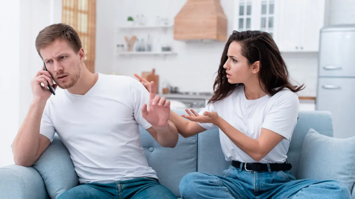 4 Frasa yang Menunjukkan Pria Tak Peduli Padamu dan Menunjukkan Jarak Emosional