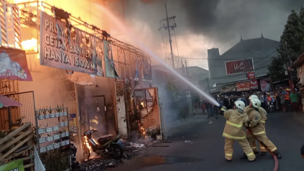Toko Percetakan di Kedinding Surabaya Terbakar Diduga Karena Korsleting Listrik