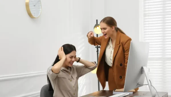 8 Cara yang Dilakukan Atasan yang Dapat Merusak Kesehatan Mental Kamu Menurut Psikologi