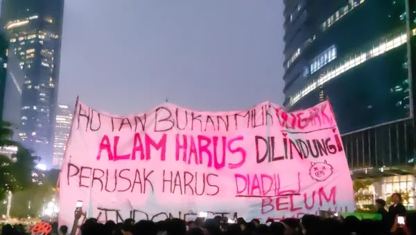 Sebagian Mahasiswa Mulai Membubarkan Diri, Sisanya Bertahan dan Lakukan Pembakaran
