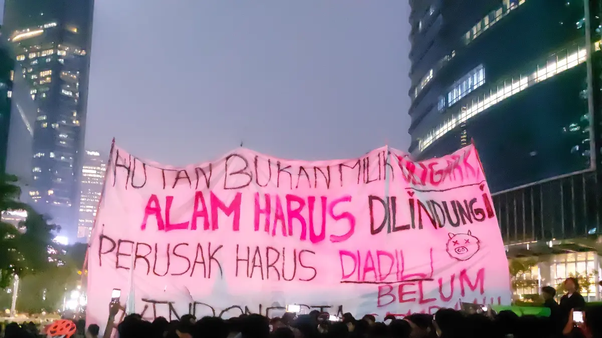 Sebagian Mahasiswa Mulai Membubarkan Diri, Sisanya Bertahan dan Lakukan Pembakaran