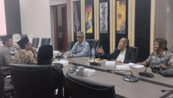 Meeting Results: Pelapor Dugaan Pelanggaran Etik Ketua Komisi II DPRD Gresik Paparkan Empat Dugaan Pelanggaran