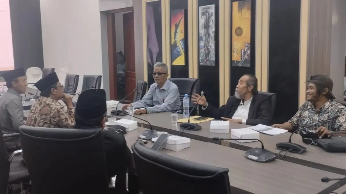 Meeting Results: Pelapor Dugaan Pelanggaran Etik Ketua Komisi II DPRD Gresik Paparkan Empat Dugaan Pelanggaran