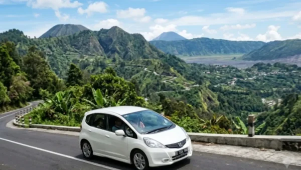 Jangan Asal Injak Gas! Begini 3 Cara Aman Mengemudi Mobil Matic Saat Menaklukkan Tanjakan Curam