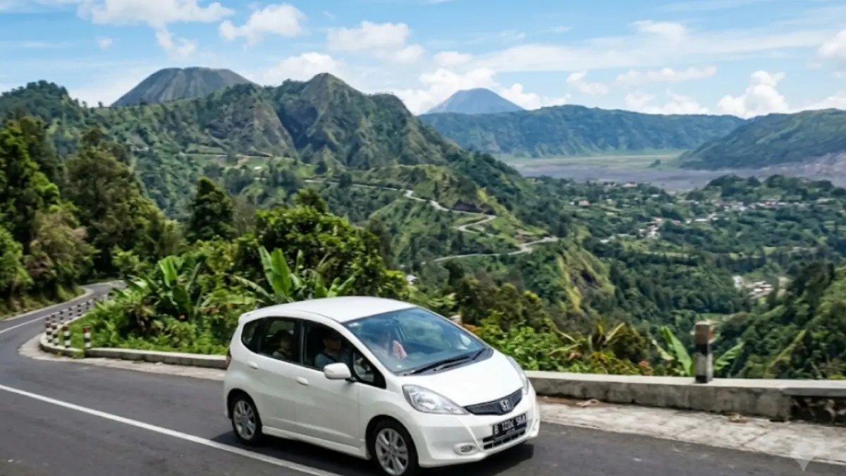 Jangan Asal Injak Gas! Begini 3 Cara Aman Mengemudi Mobil Matic Saat Menaklukkan Tanjakan Curam