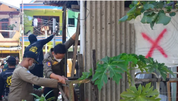 Pemkot Surabaya Bongkar Bangunan Liar untuk Perluas TPS di Jetis Kulon