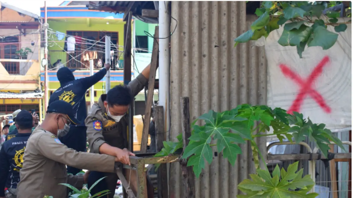 Pemkot Surabaya Bongkar Bangunan Liar untuk Perluas TPS di Jetis Kulon