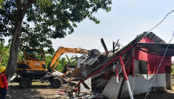 Tak Digubris Sejak 2024, Pemkot Surabaya Bongkar Bangunan Liar untuk Perluasan RSUD Eka Candrarini