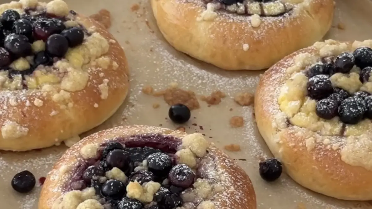 Resep Blueberry Brioche Buns – Roti Brioche Lembut dengan Custard Vanila dan Blueberry