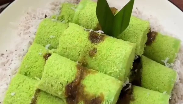 Resep Kue Putu Tanpa Bambu – Lembut, Wangi Pandan, dan Isi Gula Aren Lumer