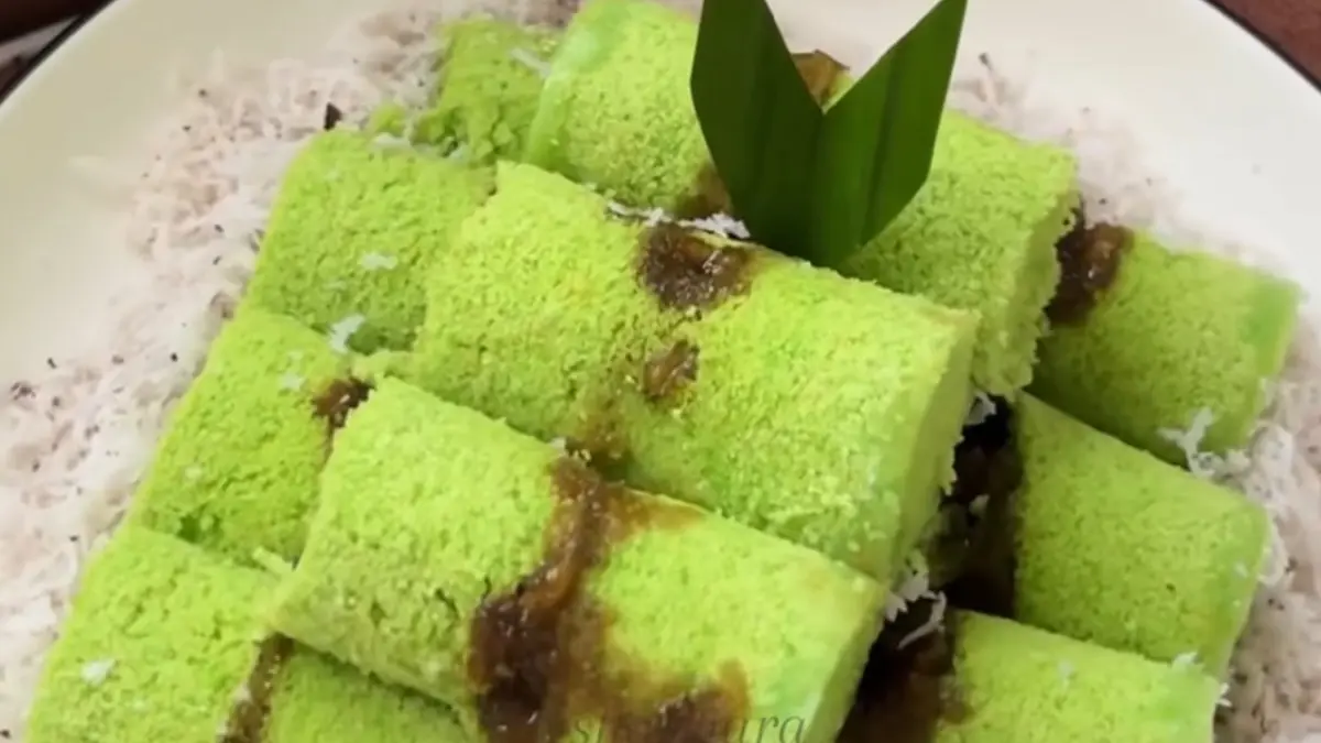 Resep Kue Putu Tanpa Bambu – Lembut, Wangi Pandan, dan Isi Gula Aren Lumer