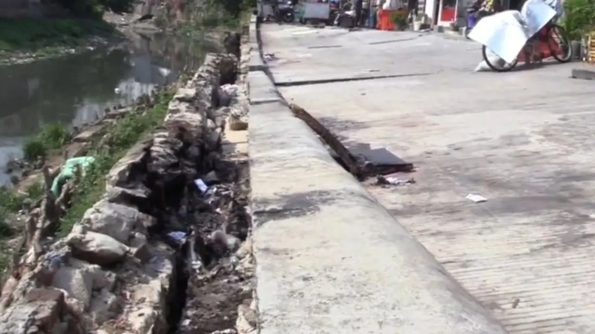 Jalan Amblas di Pulo Gadung Makin Lebar – Warga Khawatir Makan Korban