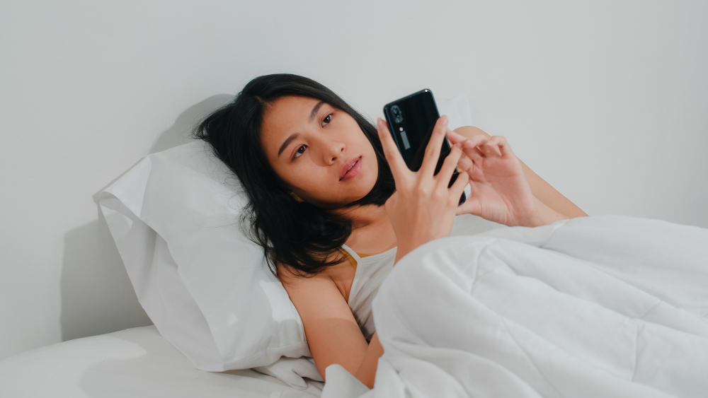 Menurut Psikologi, Orang yang Langsung Cek HP Setelah Bangun Tidur, Punya 9 Ciri Kepribadian Ini