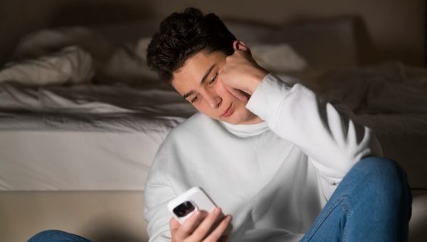 Anak Muda Wajib Tahu, 8 Kebiasaan Favorit Ini Diam-Diam Bisa Membahayakan Kesehatan