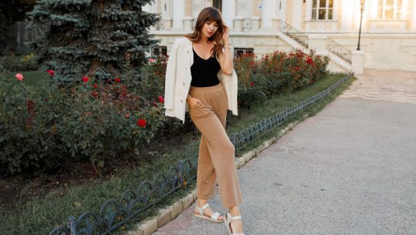 Tampil Stylish! 10 Rekomendasi Warna yang Cocok Dipadukan dengan Celana Beige agar Tampil Menarik