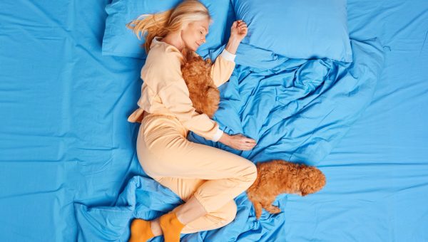 Menurut Psikologi, 7 Ciri Kepribadian Unik Orang yang Tidur di Ranjang dengan Hewan Peliharaan