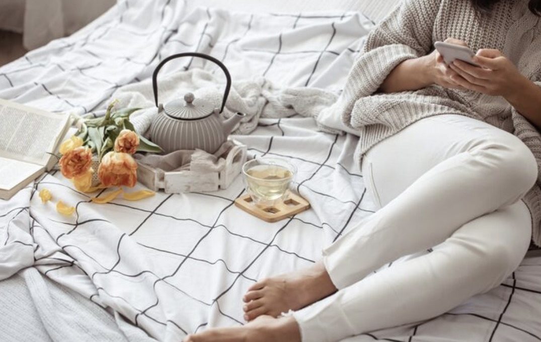 Bukan Sekadar Skincare, 8 Rutinitas Malam Ini Disebut Bantu Menjaga Kesan Awet Muda