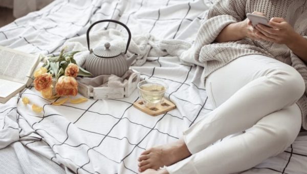 Bukan Sekadar Skincare, 8 Rutinitas Malam Ini Disebut Bantu Menjaga Kesan Awet Muda