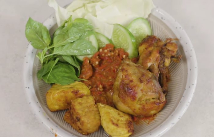 Tak Perlu Beli di Luar, Ini Resep Ayam Goreng Lamongan Renyah dengan Sambal Nikmat