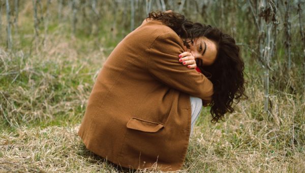 Terus Memikirkan Mantan? 7 Alasan Psikologis Mengapa Anda Masih Kepikiran Masa Lalu