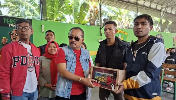 DPC PDIP Surabaya Salurkan Bantuan untuk Mahasiswa asal NTT yang Terdampak Gempa