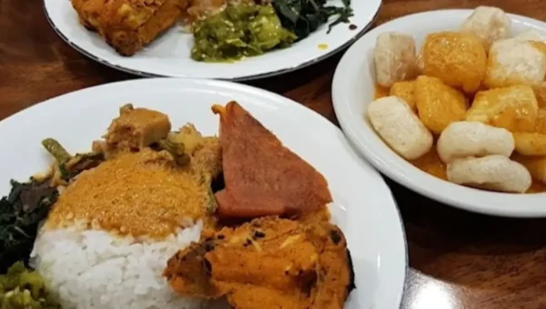 Kuliner Sekitar Stasiun MRT Bundaran HI, Ada Restoran Nasi Padang dengan Ayam Pop dan Rendang Empuk