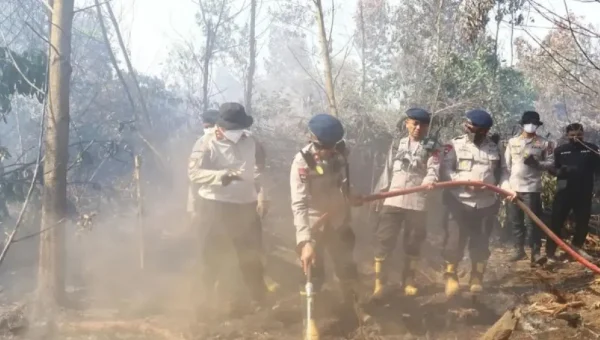 Polda Kalsel Gunakan Cairan Tepung Ubi untuk Padamkan Karhutla Gambut