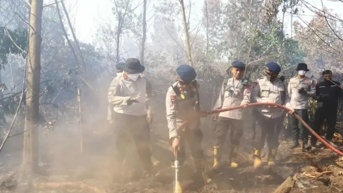 Polda Kalsel Gunakan Cairan Tepung Ubi untuk Padamkan Karhutla Gambut