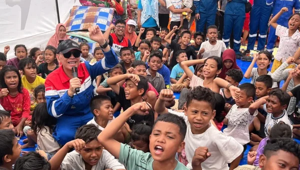 Sambangi Korban Gempa Flores, Komut Pertamina Hibur Anak-anak Hingga Dengarkan Keluhan Pengungsi