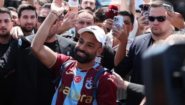 Kedatangan Mohamed Salah di Turki Disambut Ribuan Pendukung Trabzonspor dengan Antusiasme Luar Biasa