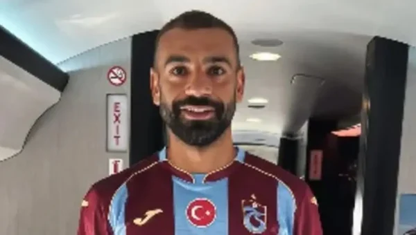 Resmi Berseragam Trabzonspor, Mohamed Salah Disambut Meriah Ribuan Fans saat Tiba di Turki