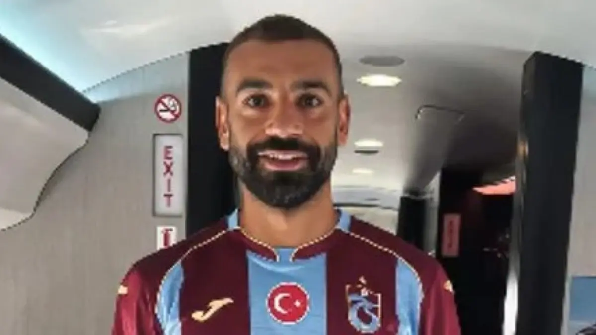 Resmi Berseragam Trabzonspor, Mohamed Salah Disambut Meriah Ribuan Fans saat Tiba di Turki