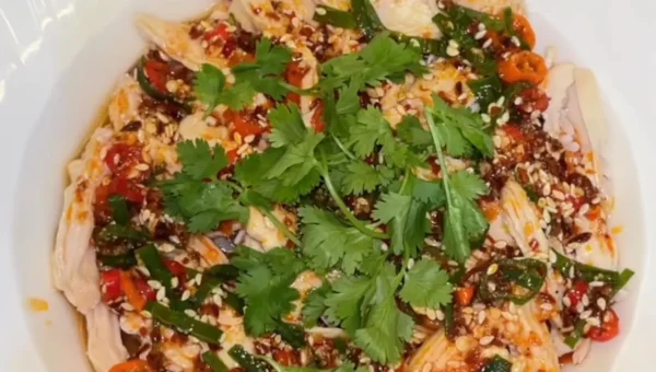Resep Ayam Rebus Siram, Olahan Ayam Simpel dengan Saus Gurih Pedas