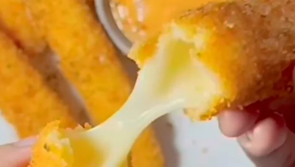 Resep Crispy Mozzarella Fries, Camilan Keju Renyah dengan Isian Lumer