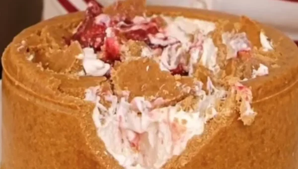 Resep Upside Down Cheesecake, Dessert Creamy dengan Strawberry Compote