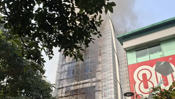 Diduga Akibat Pengelasan, Ruko 5 Lantai di Cikini Jakarta Pusat Terbakar
