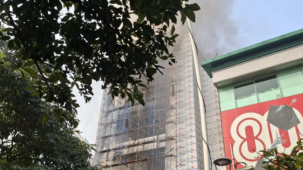 Diduga Akibat Pengelasan, Ruko 5 Lantai di Cikini Jakarta Pusat Terbakar