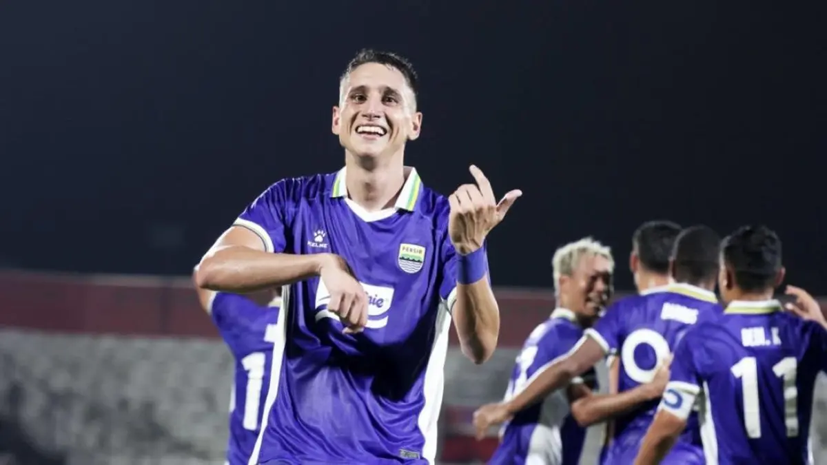 Luka Menalo Tak Gentar Persaingan, Sebut Kehadiran Pemain Timnas Bikin Persib Makin Kuat
