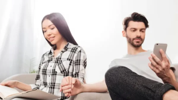 7 Alasan Mengapa Pertemuan secara Online Bisa Berujung pada Hubungan yang Kurang Kasih Sayang