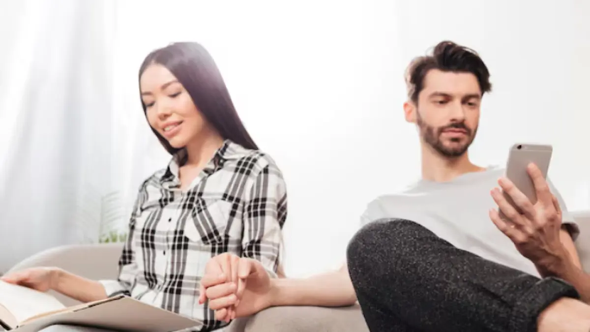 7 Alasan Mengapa Pertemuan secara Online Bisa Berujung pada Hubungan yang Kurang Kasih Sayang