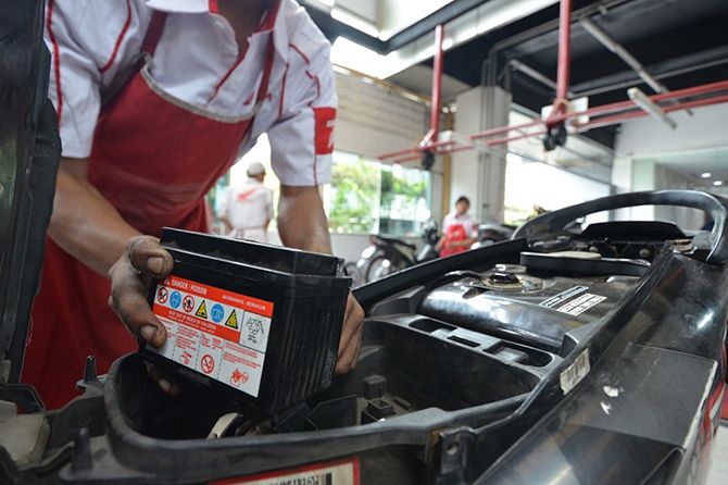 Empat Tips Mudah Jaga Kondisi Aki Motor saat Jarang Dipakai