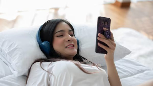 Butuh Lagu Sebelum Tidur? Ini 8 Karakter Orang yang Tak Bisa Terlelap Tanpa Musik