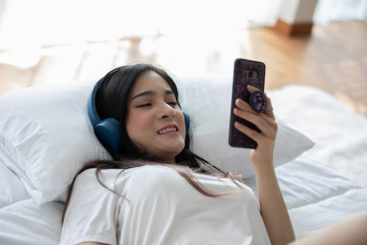 Butuh Lagu Sebelum Tidur? Ini 8 Karakter Orang yang Tak Bisa Terlelap Tanpa Musik