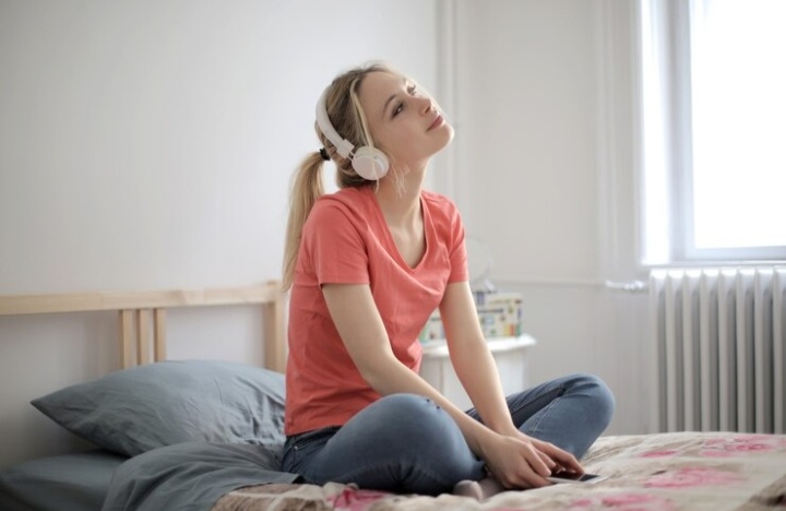 Sering Dengar Lagu Lawas? Sains Ungkap Efek Musik Nostalgia Bagi Otak!