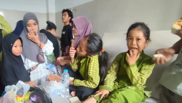 Ratusan Siswa di Lombok Tengah Keracunan MBG, Yayasan Malah Salahkan Siswa yang Punya Maag