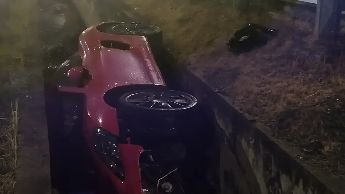 Diduga Akibat Genangan Air, Porsche Terperosok ke Saluran Air Tol Desari